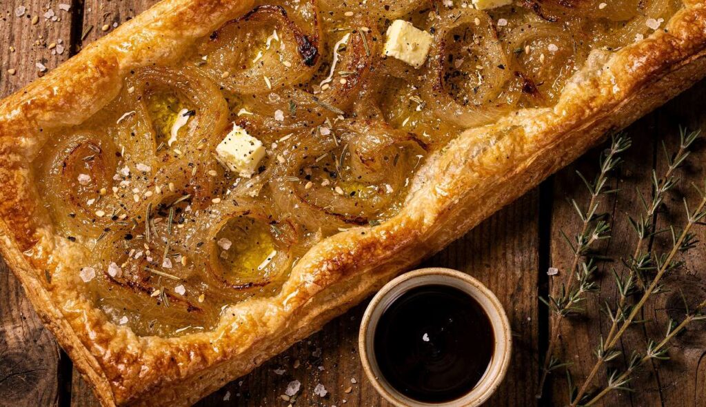 Sfogliata di cipolle dorata e croccante ricetta antipasto facile