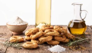 Taralli salati al vino bianco e rosmarino: friabili e pronti in poco tempo