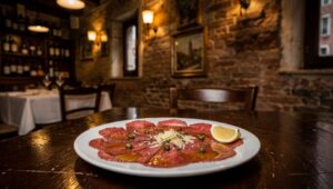 Storia del carpaccio, inventato a Venezia per omaggiare un pittore (e un’amica contessa)